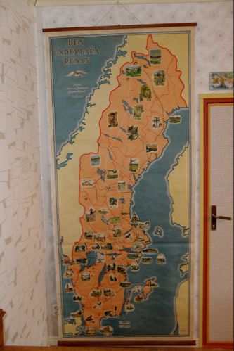 I Selma-rummet hänger en vacker, gammal skolkarta som visar Nils Holgerssons färd över Sverige.